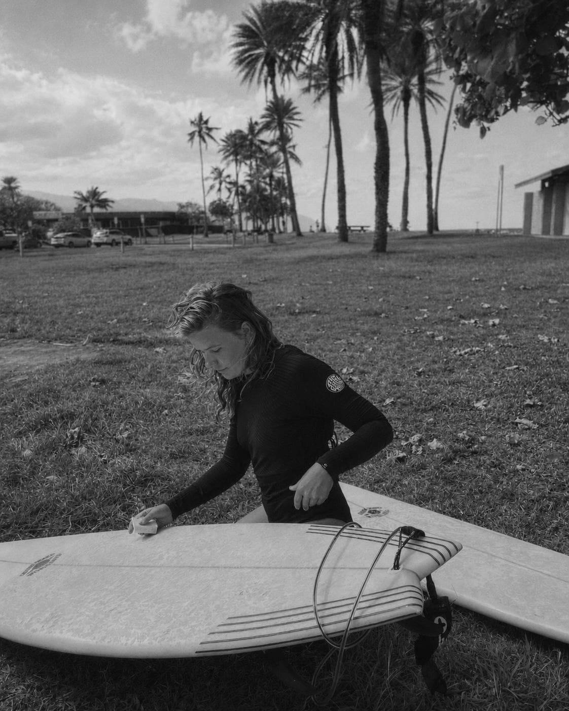 Margarita bereitet ihr Surfboard vor