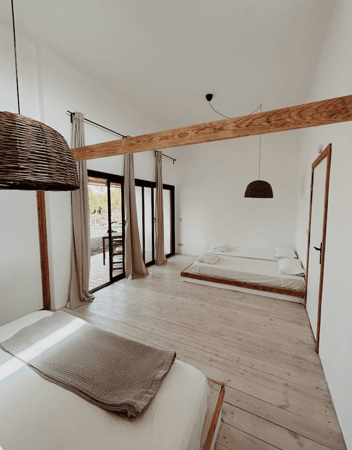 Dreibettzimmer mit großem Doppelbett