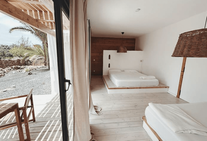 Helles Doppelzimmer mit großem Bett