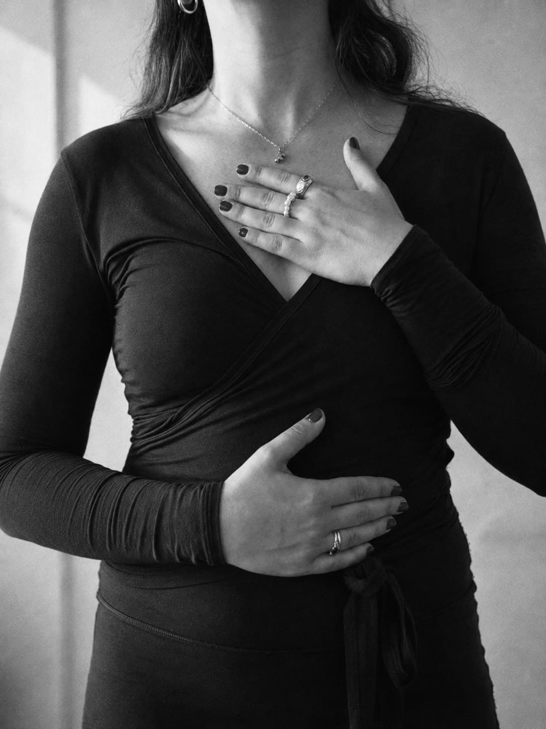 Hände auf Herz und Bauch in meditativer Haltung