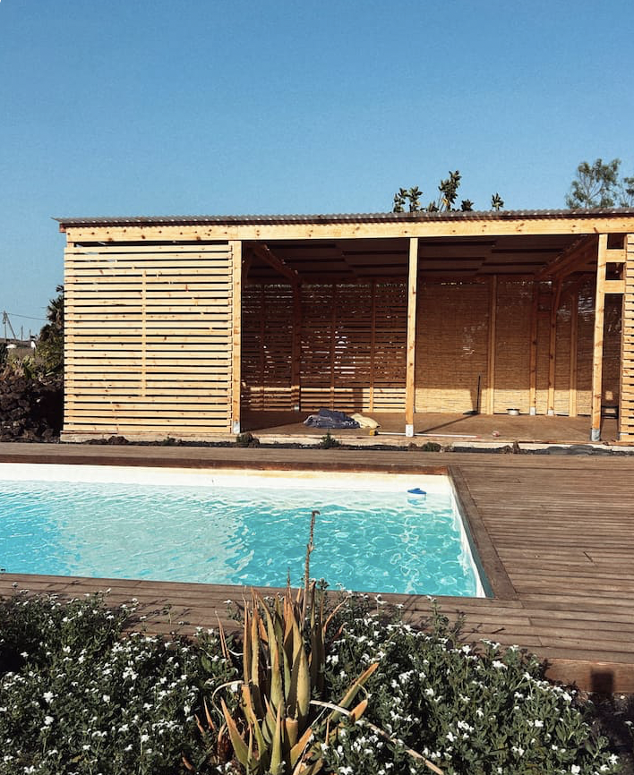 Pool mit Holzdeck und Blumenwiese