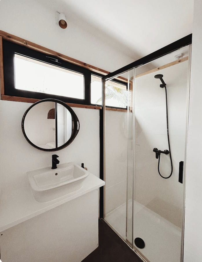Privates Badezimmer mit Dusche