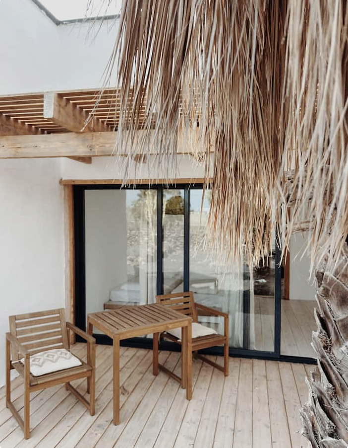 Terrasse mit Palmendach beim Dreibettzimmer