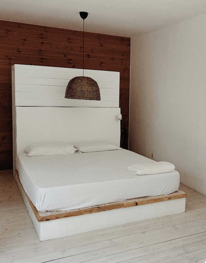 Doppelzimmer Bett mit Holzpaneel